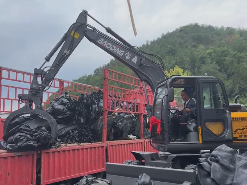 寶鼎抓木機(jī)抓取皮革輪胎，為客戶提能增效