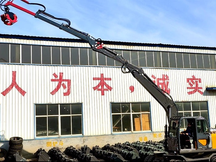 寶鼎加長臂抓木機，三節臂設計解鎖抓取新境界