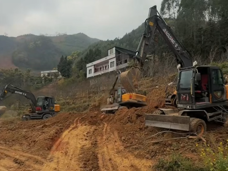 寶鼎輪式挖掘機高效作業(yè)，加速城鎮(zhèn)基礎建設進程